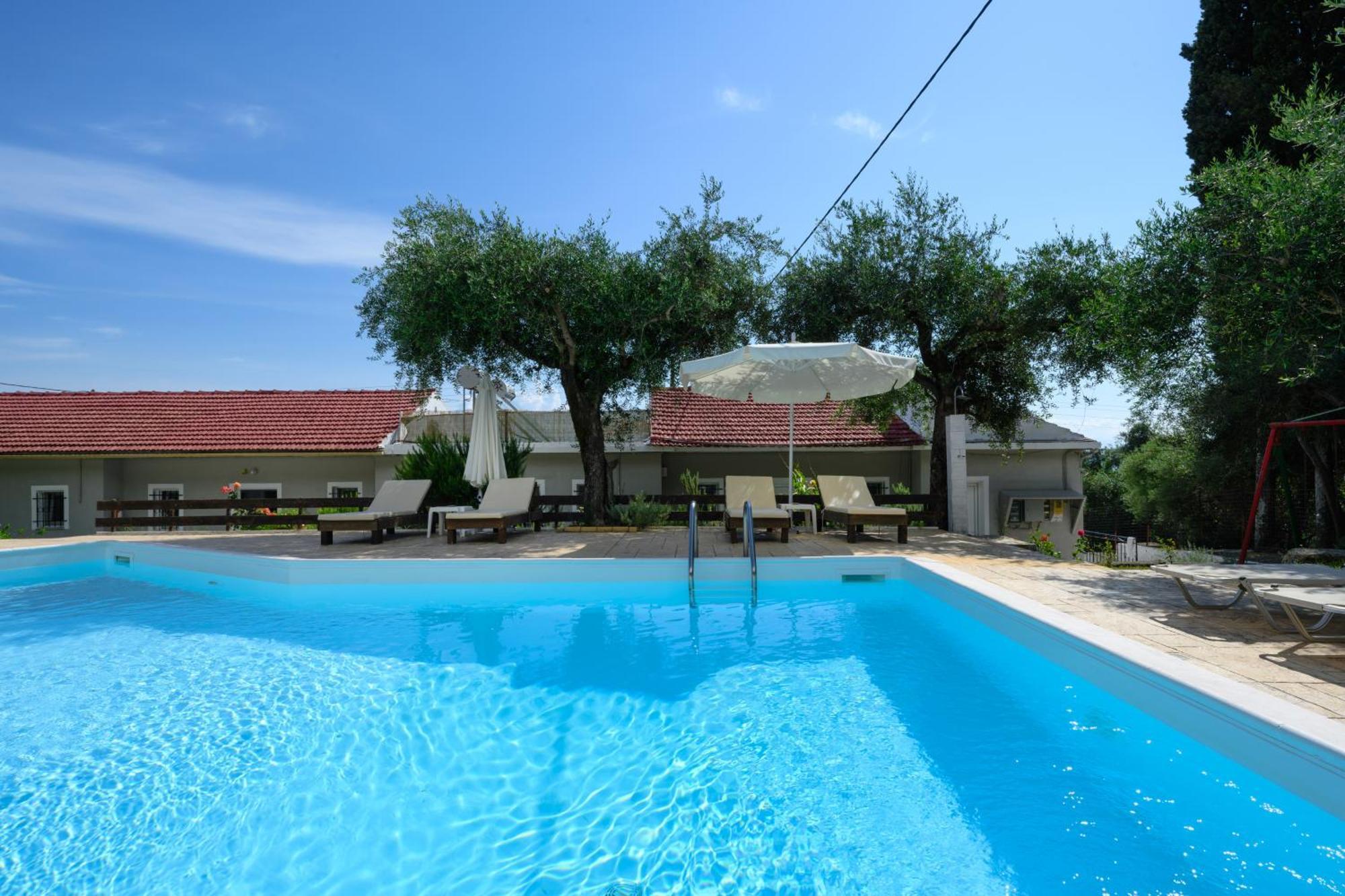 Olive Grove Poolside Apartments Benitses  Exterior foto